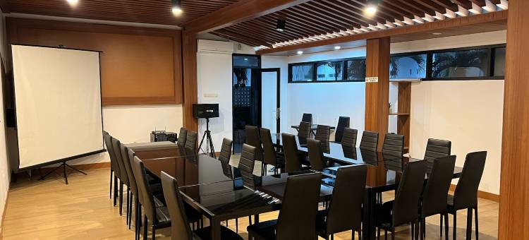 位于尖米士的12卧室公寓-4平方米|带12个独立浴室(Backyard Guest House)图片