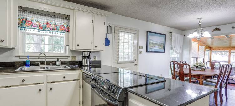 距摩根城市中心5英里：滨水度假屋(5 Mi to Downtown Morgan City: Waterfront Retreat)图片