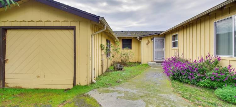 乡村沿海史密斯河小屋带海洋景色！(Rustic Coastal Smith River Cottage w/ Ocean Views!)图片