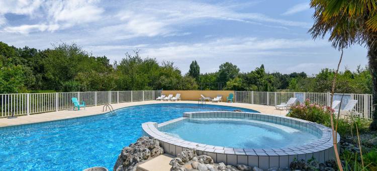 Gîte in a holiday park with swimming pool图片