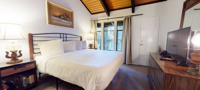 St. Moritz 12 Bright and Cozy Mountain Cabin, Centrally Located by RedAwning图片