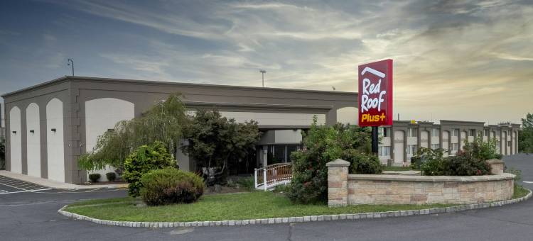 卡特雷特-伍德布里奇红屋顶普拉斯+酒店(Red Roof PLUS+ Woodbridge - Carteret)图片