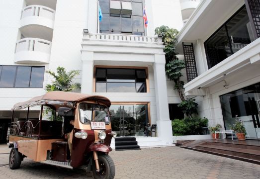 Chateau de Sukhumvit Hotel Overview