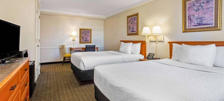 坦帕湾皮内拉斯公园克利尔沃特拉昆塔温德姆酒店(La Quinta Inn by Wyndham Tampa Bay Pinellas Park Clearwater)图片