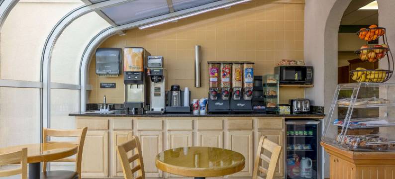 佐治亚麦克多诺温德姆速 8 酒店(Super 8 by Wyndham McDonough GA)图片