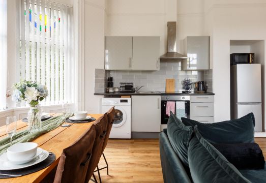 1.5 miles from City Centre, 85inch TV with Parking Hotel Overview