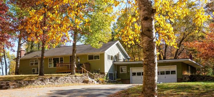 2500 SF Remodeled Cottage on a Quiet Lake in the Woods图片