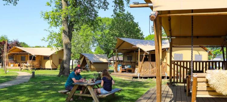 床头有卫生设施的帐篷旅馆 - 在Bedafse Bergen的露营地(Tent Lodge with Sanitary Facilities at the Bedafse Bergen - Campsite)图片