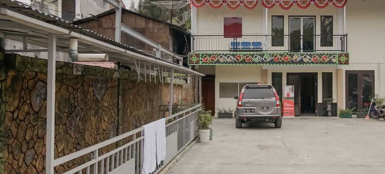 塔胡拉贝拉斯塔基附近瑞德多兹酒店(RedDoorz Near Tahura Berastagi)图片