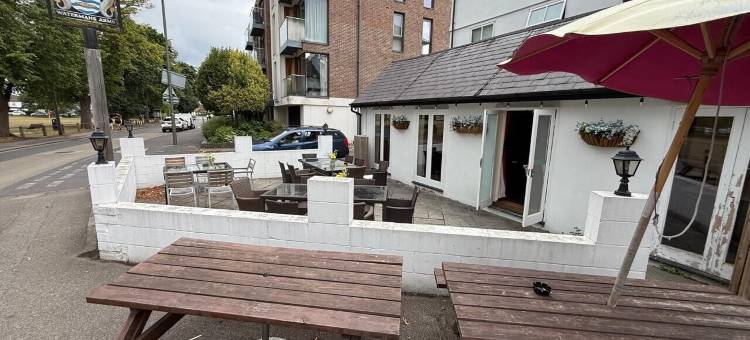 OYO 沃特曼斯阿姆斯赫舍姆酒店(OYO the Watermans Arms Hersham)图片