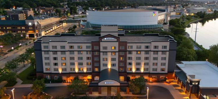 约翰迪尔议院莫林温德姆酒店(Wyndham Moline on John Deere Commons)图片