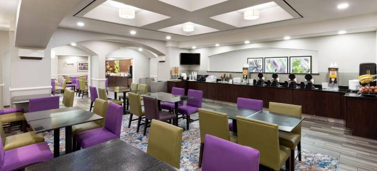 圣安东尼奥机场拉昆塔温德姆套房酒店(La Quinta Inn & Suites by Wyndham San Antonio Airport)图片