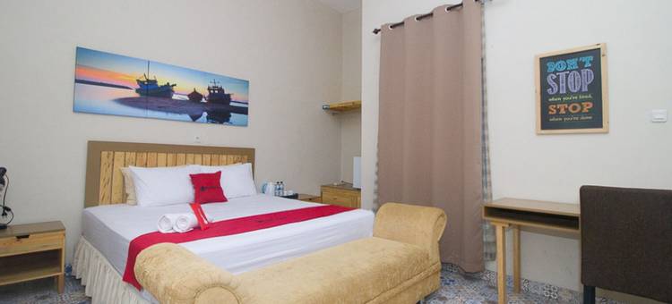 RedDoorz Plus Syariah酒店靠近三邦市政广场(RedDoorz Plus Syariah Near Alun Alun Sampang)图片