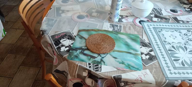 Single Bed with a Large Desk图片