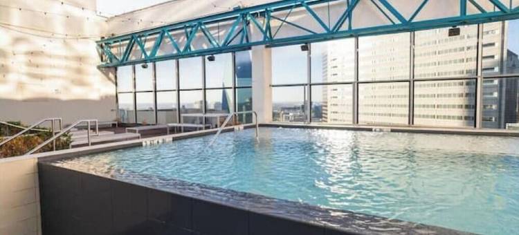 温馨度假公寓，设有屋顶泳池、停车设施，宽敞舒适(Cozy Retreat with Rooftop Pool, Parking, and Spacious Comfort)图片
