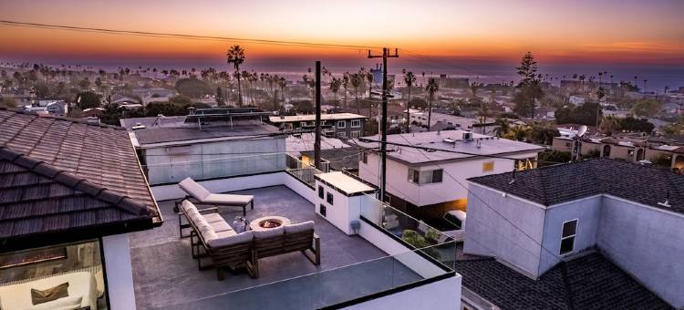 Newly Remodeled Mansion with Breathtaking 300° Views! AC, Parking, Spacious!图片