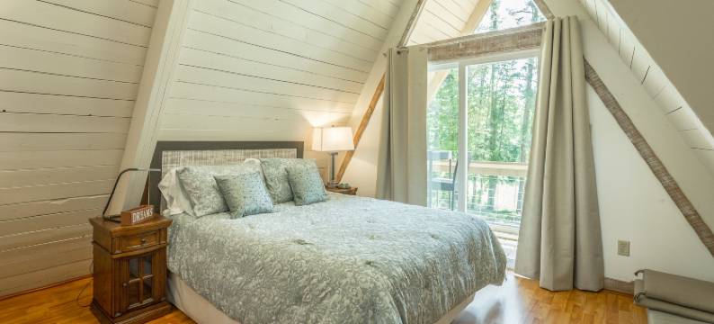 Tranquil Setting with Lake Views - Charming A-Frame Cottage图片