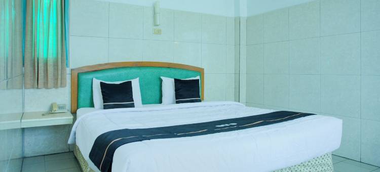 橡树镇帕伦邦酒店靠近安培拉大桥原阿祖拉酒店(Townhouse Oak Palembang Near Jembatan Ampera Formerly Azzura Hotel)图片