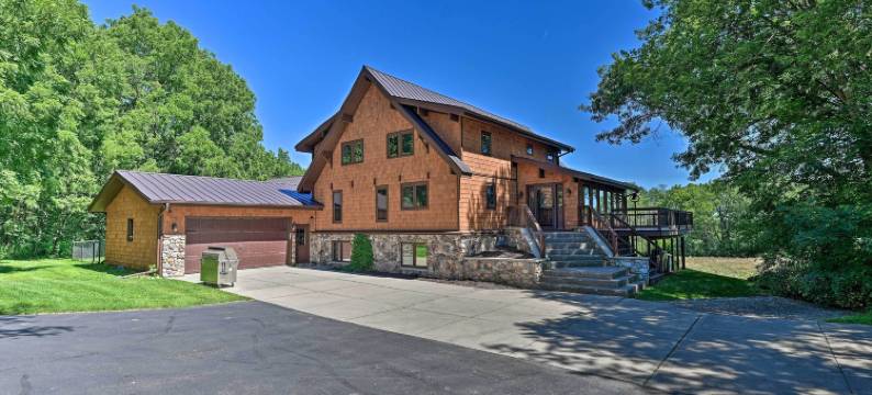 设置有室内泳池的恶魔湖公园旁小屋(Lodge w/ Indoor Pool, Along Devil's Lake Park)图片