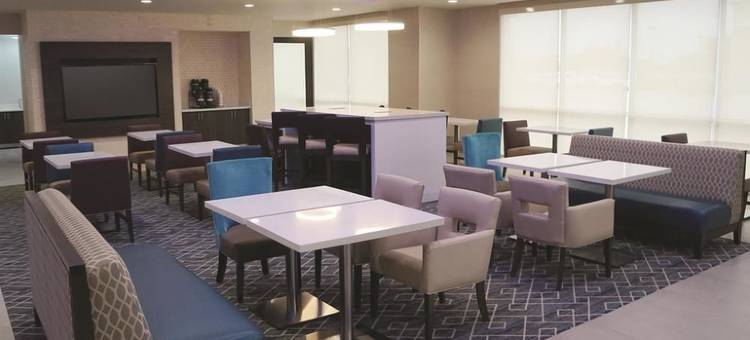 达拉斯东北部植物园拉昆塔温德姆套房酒店(La Quinta Inn & Suites by Wyndham Dallas Northeast-Arboretum)图片