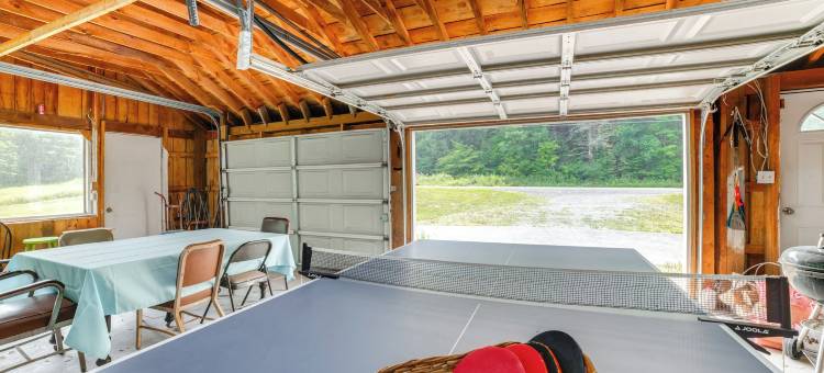 沃尔顿林间之家：有火坑和现场池塘！(Fire Pit & On-site Pond: Wooded Walton Home!)图片