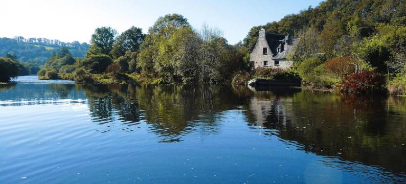 Mill in Brittany by River Aulne with Kayaks图片