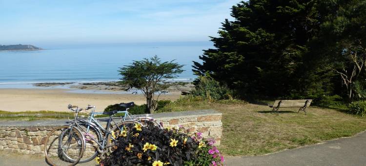 Holiday Home in Locquirec near Sandy Beaches图片