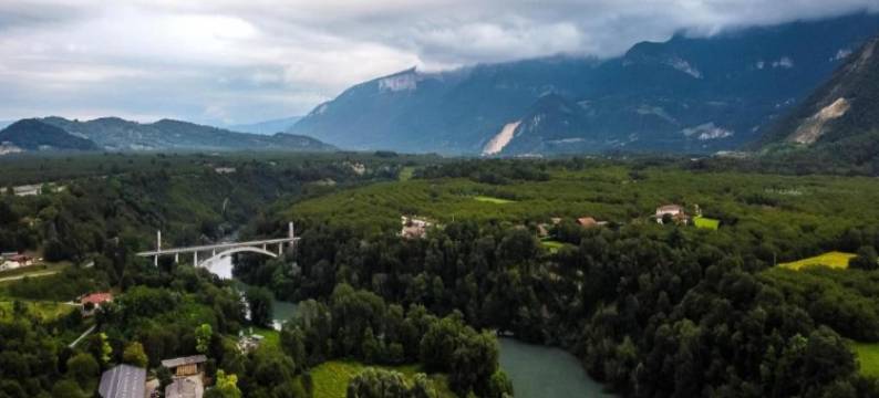 Poolside Bliss Near Lake图片