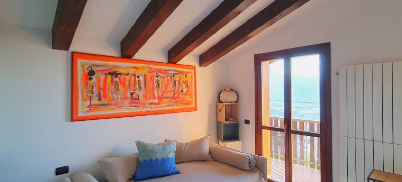 House in Luino with Green Garden and City Views图片