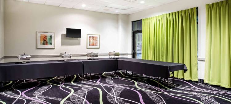 达文波特会议中心拉昆塔温德姆酒店(La Quinta Inn by Wyndham Davenport & Conference Center)图片