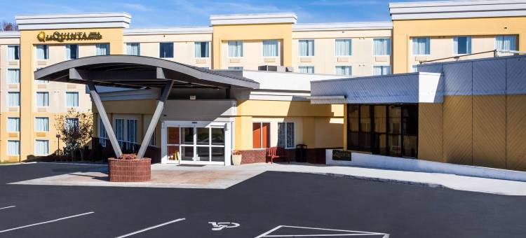 林奇堡自由大学拉昆塔温德姆套房酒店(La Quinta Inn & Suites by Wyndham Lynchburg at Liberty Univ.)图片