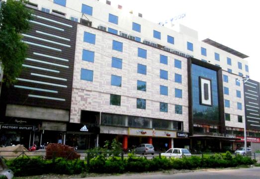 Maple Wood Hotel Overview