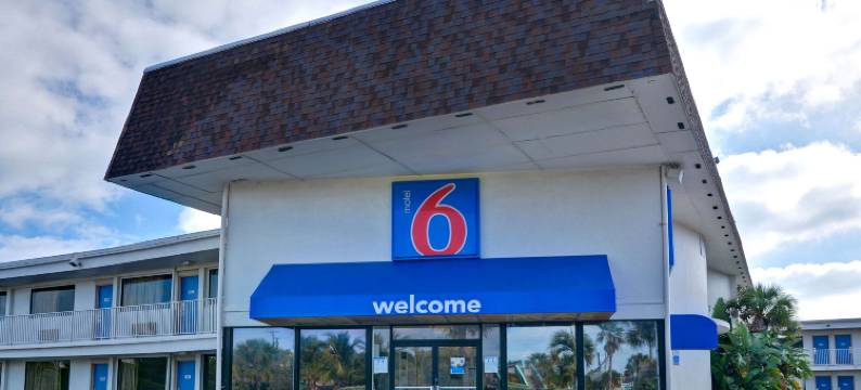 可可比奇海滩6号汽车旅馆(Motel 6 Cocoa Beach, FL)图片