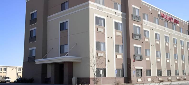 威奇托机场拉昆塔温德姆套房酒店(La Quinta Inn & Suites by Wyndham Wichita Airport)图片