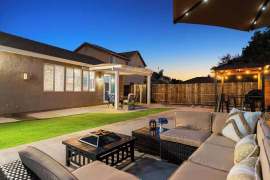 Lux Stay w/ Sauna, BBQ, Firepit, Outdoor Dining, Air Hockey Close to Hard Rock !