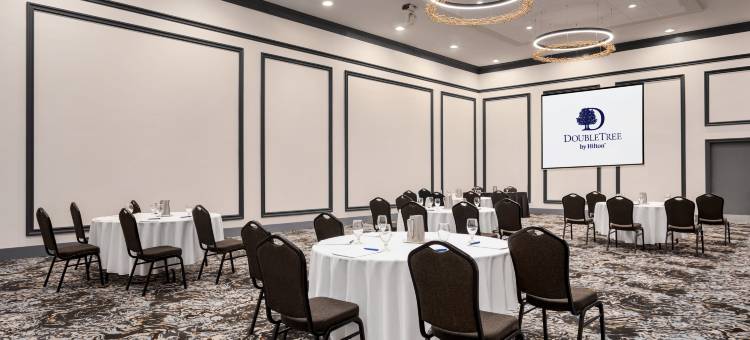布弯卡利蒙特利尔机场西希尔顿逸林酒店及度假村(DoubleTree by Hilton Pointe Claire Montreal Airport West)图片