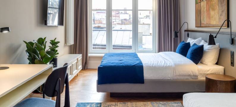 广场上(On the Square)图片