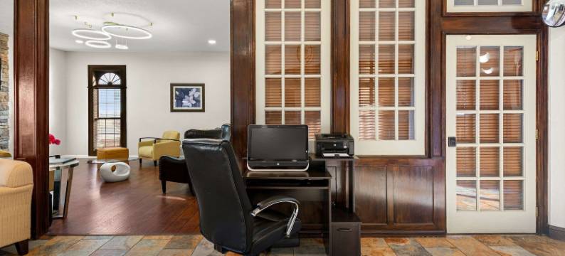 堪萨斯城机场北郊区套房酒店(Suburban Studios Kansas City Airport North)图片