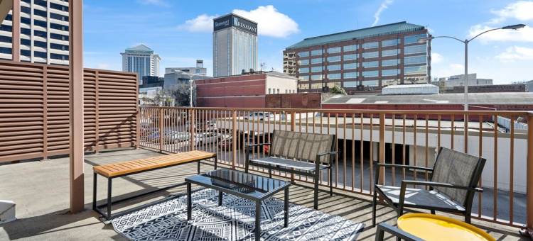 Balcony Views and Thoughtful Design - Cozy Sanctuary图片