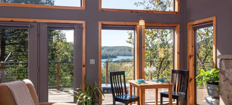 海狸湖畔小屋酒店 - 仅供伴侣入住度假屋(Beaver Lakefront Cabins - Couples Only Getaways)图片