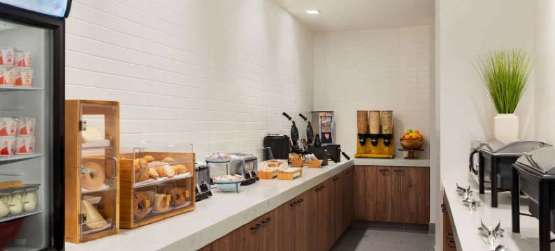 圣路易斯奥比斯波市中心拉昆塔温德姆套房酒店(La Quinta Inn & Suites by Wyndham San Luis Obispo Downtown)图片