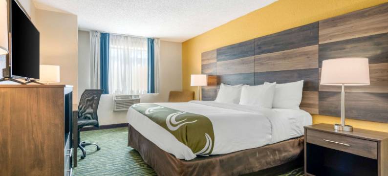 利斯堡湖泊群凯艺套房酒店(Quality Inn & Suites Leesburg Chain of Lakes)图片