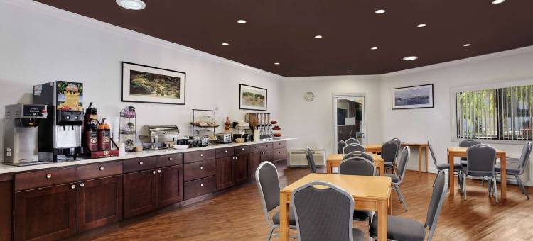 托伦斯华美达酒店(Ramada by Wyndham Torrance)图片