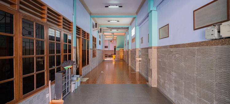 红多兹伊斯兰酒店-近新埠头阿伦阿伦(RedDoorz Syariah Near Alun-Alun Bojonegoro)图片