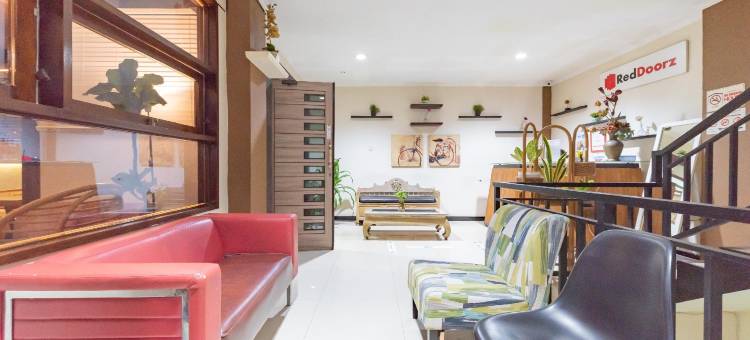 博塔尼广场购物中心红门旅馆(RedDoorz Near Botani Square Mall)图片