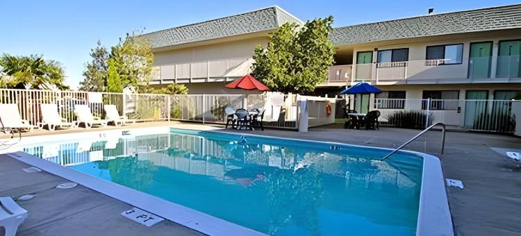 丽笙公园酒店，特雷西(Super 8 by Wyndham Tracy)图片