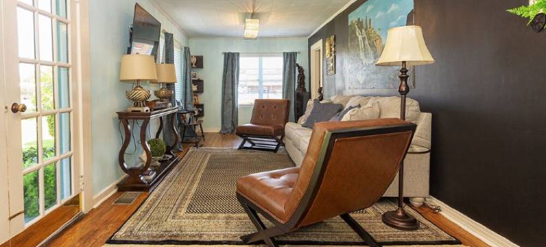 2 bedroom downstairs The Henry House and Queen pull out sofa图片