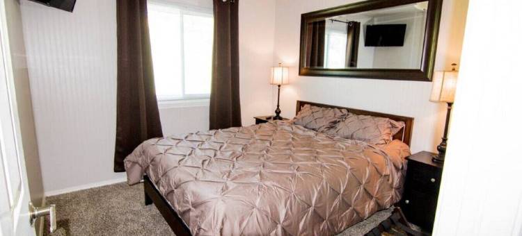 Mountain-View 5BR Retreat: Gym, Hot Tub, BBQ, Firepit, Playground, Sleeps 12图片