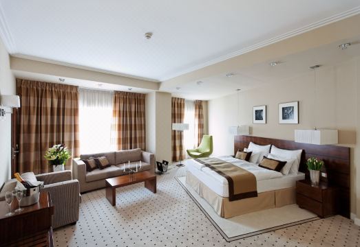 首都广场酒店外景图