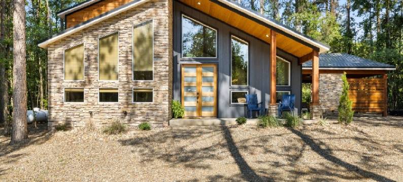 Hot Tub, Game Loft, and Cozy Patio - Stylish Bungalow Retreat图片